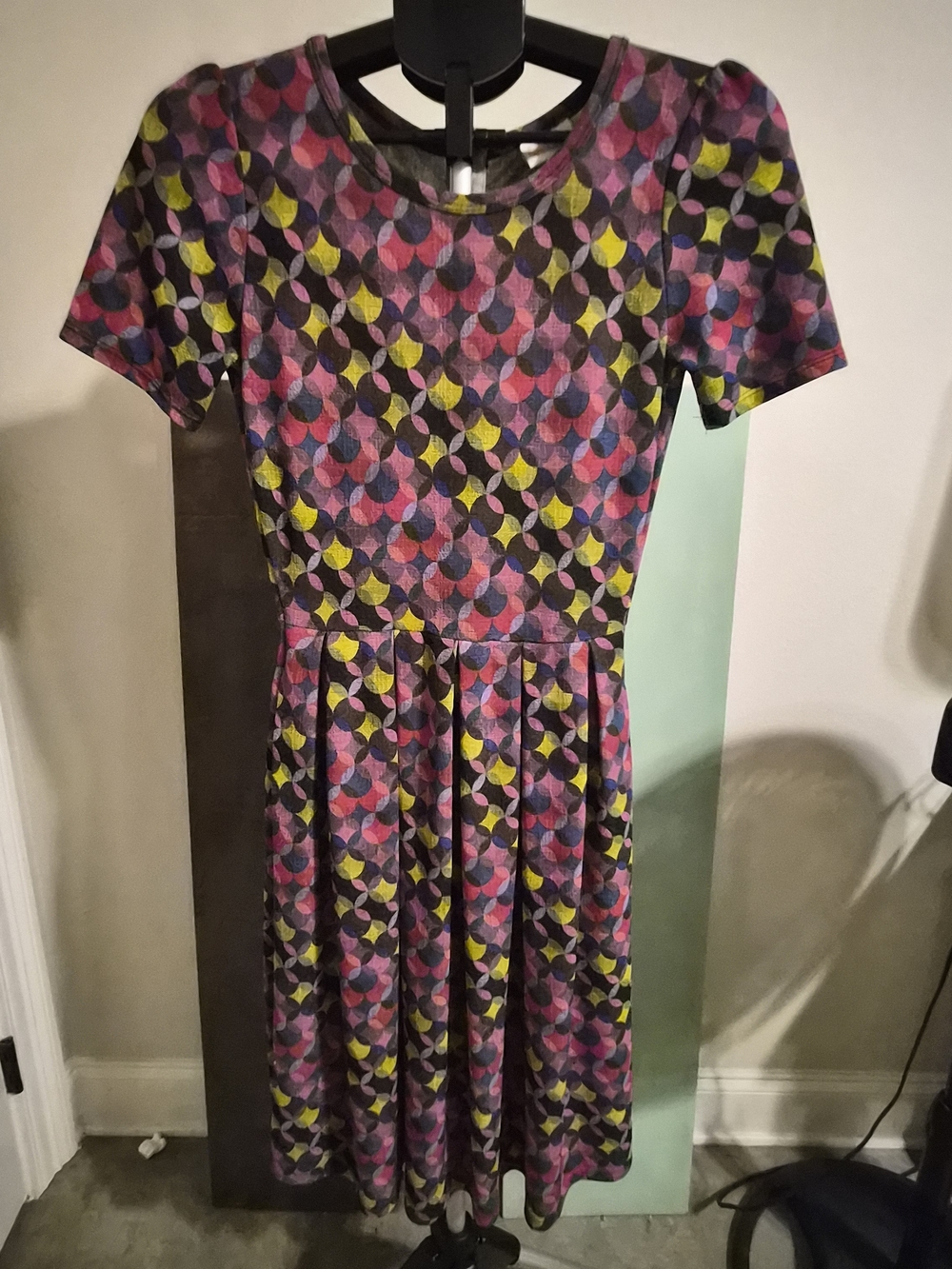 LuLaRoe Retro Geometric Print Short Sleeve Dress with Pockets - Size S
